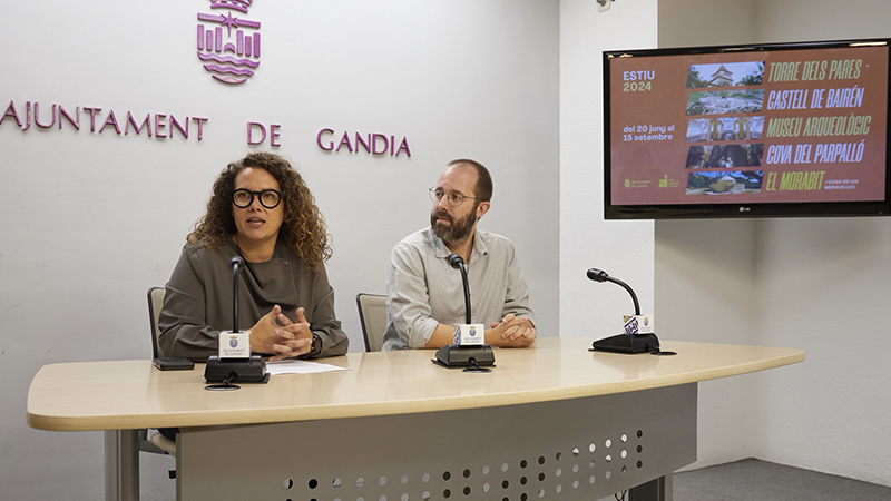 La primera Tinenta d'Alcaldia, Alícia Izquierdo i el director del Museu Arqueològic de Gandia (MAGa), Joan Negre