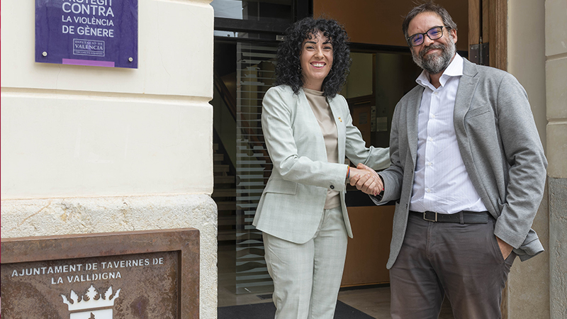 L’alcaldessa de Tavernes de la Valldigna, Lara Romero i  el president de Renfe, Álvaro Fernández.